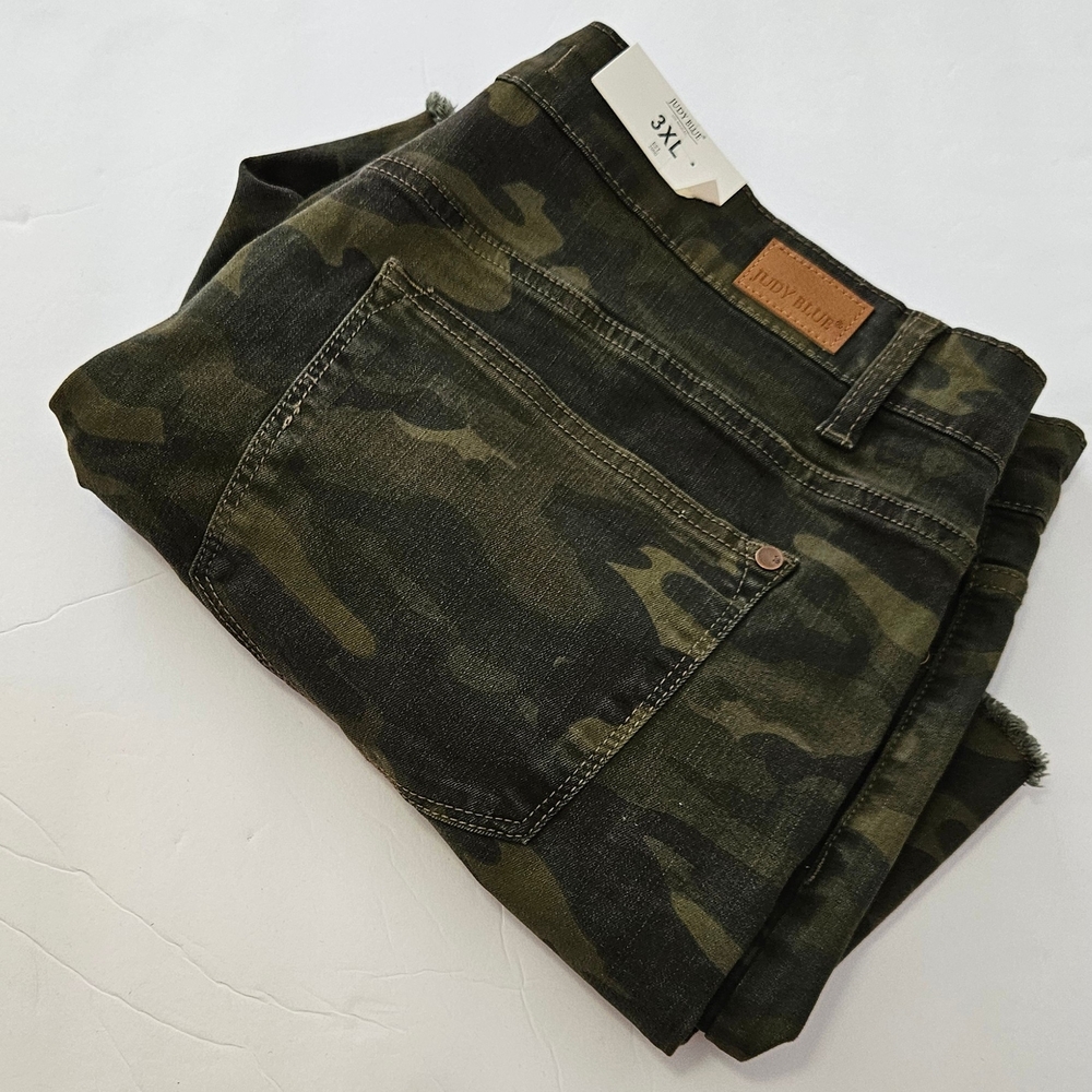 Women's Judy Blue Plus Size High Waisted Raw Hem Camo Shorts - Camo Army - 3XL